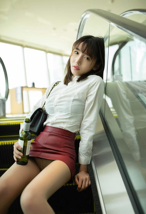 醉酒美女陆萱萱眼帘迷离太诱人