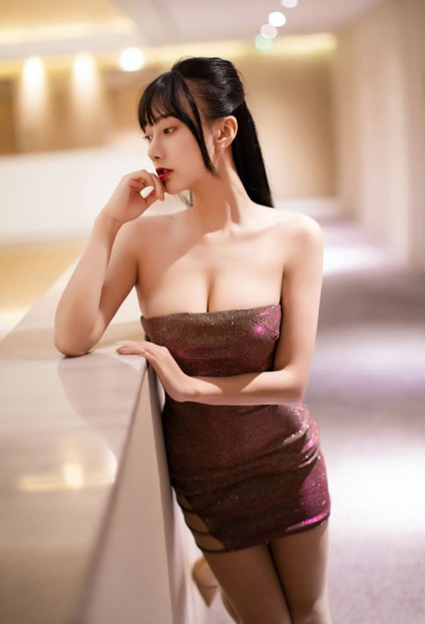 热辣美女何嘉颖修长美腿玉体雪白双乳诱惑