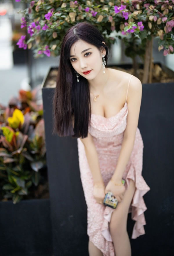 顶级尤物杨晨晨吊带裙肉色丝袜纯情诱人