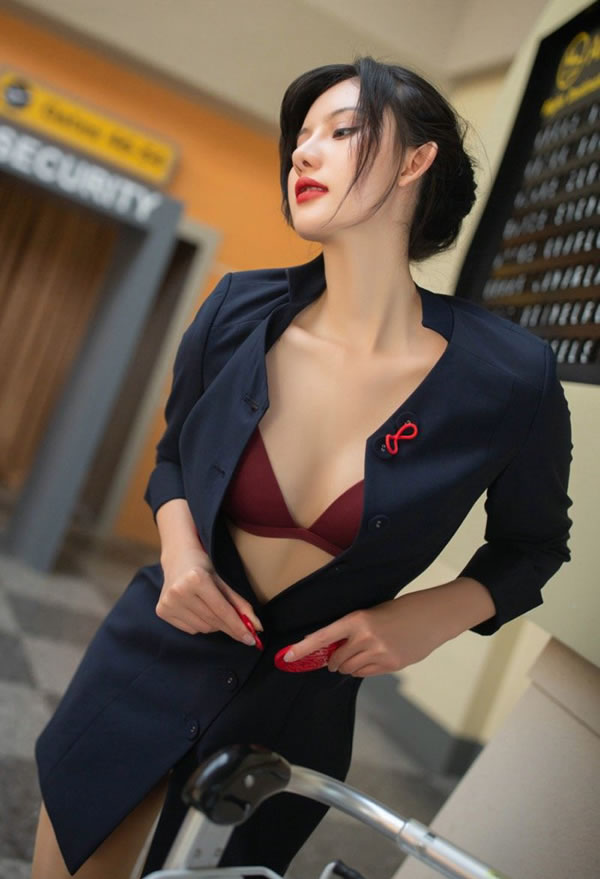 性感阿朱COS地勤小妹丝袜长腿美到极致