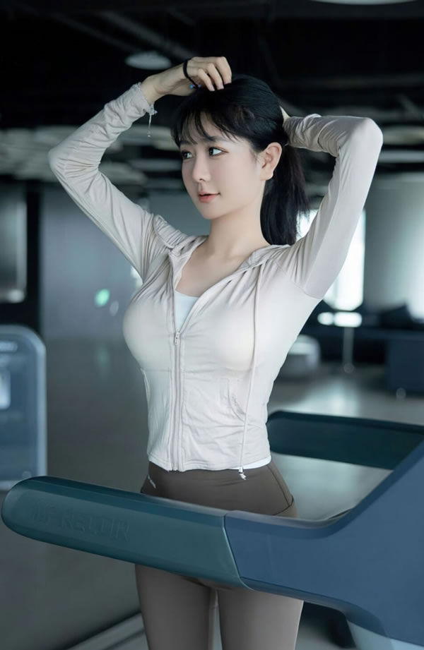 爱运动的美女幼幼健身房里的诱惑