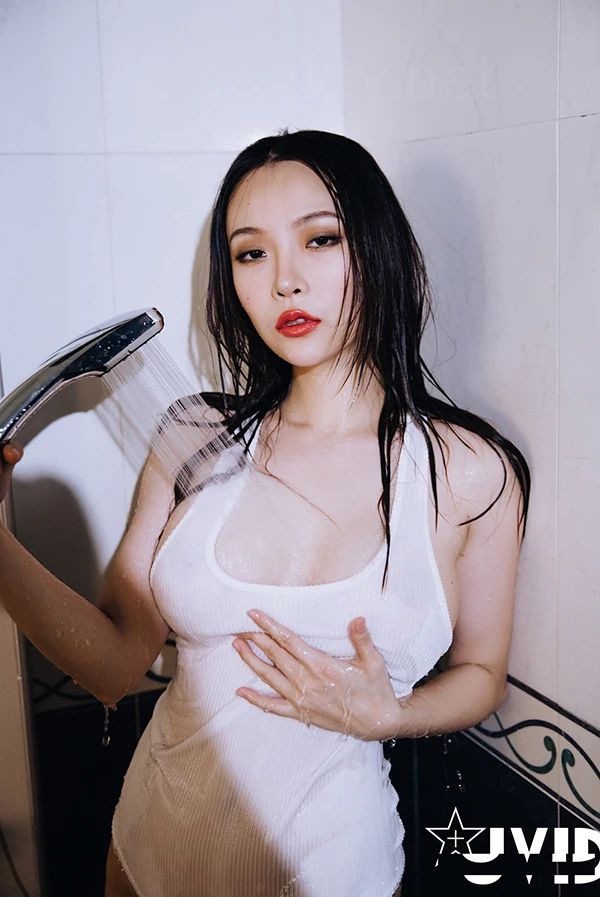 正点爆乳美女Jenny的白色连体衣湿身福利图