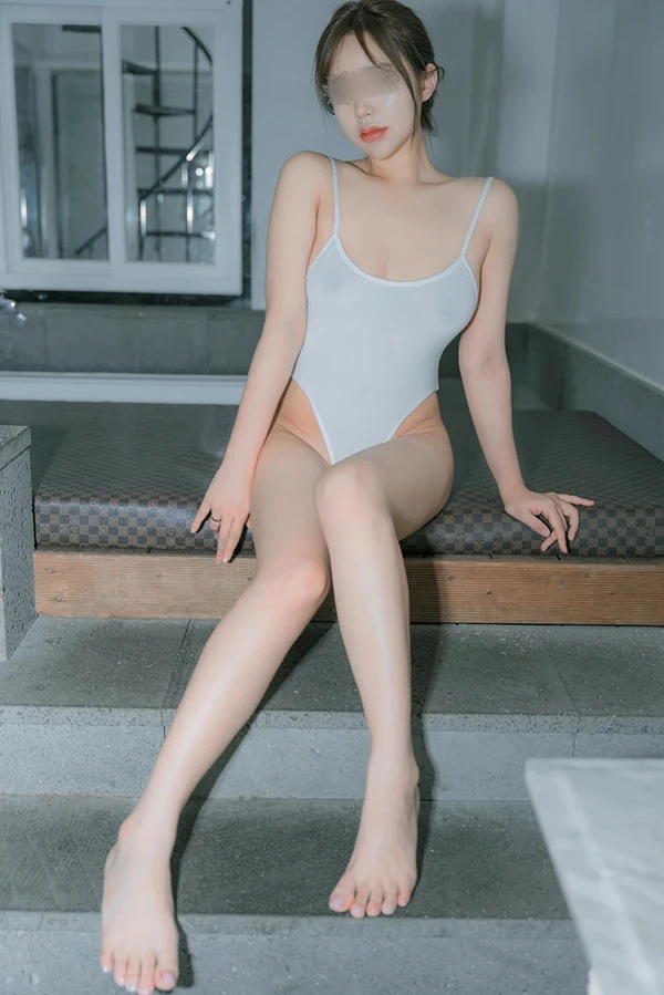 美女Cony白色连体衣湿身人体诱惑写真